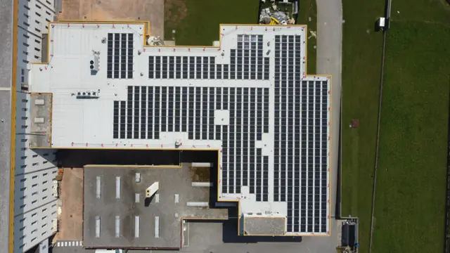 Vista dall'alto dell'impianto fotovoltaico sul tetto piano del prosciuttificio
