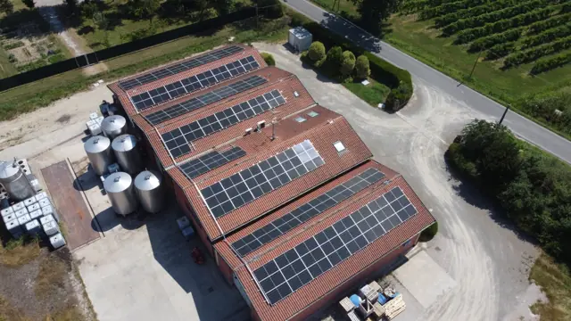 Impianto fotovoltaico sul tetto in coppi di un'azienda agricola a Soliera